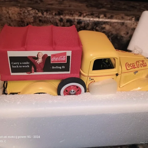 Rare collector's item Coca-Cola diecast metal vehicle replica of a 1935 Coke.New - Picture 6 of 11